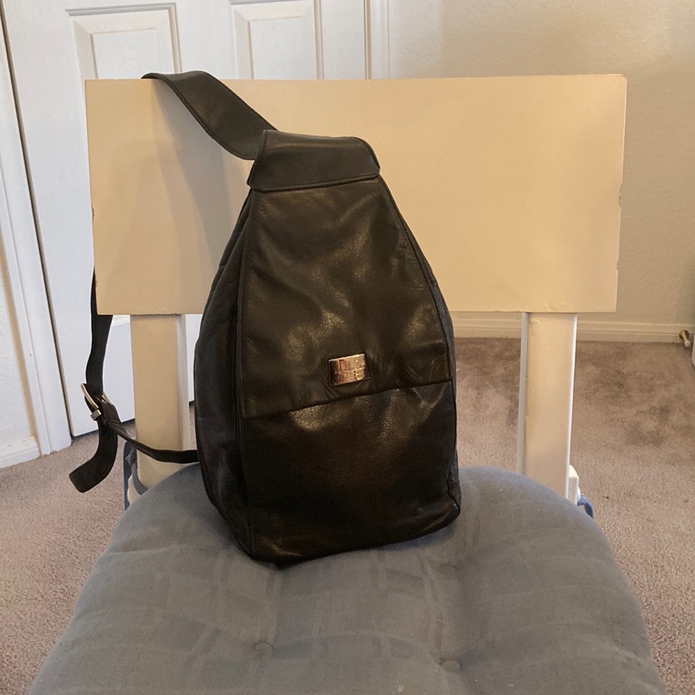 Medium leather shoulder bag